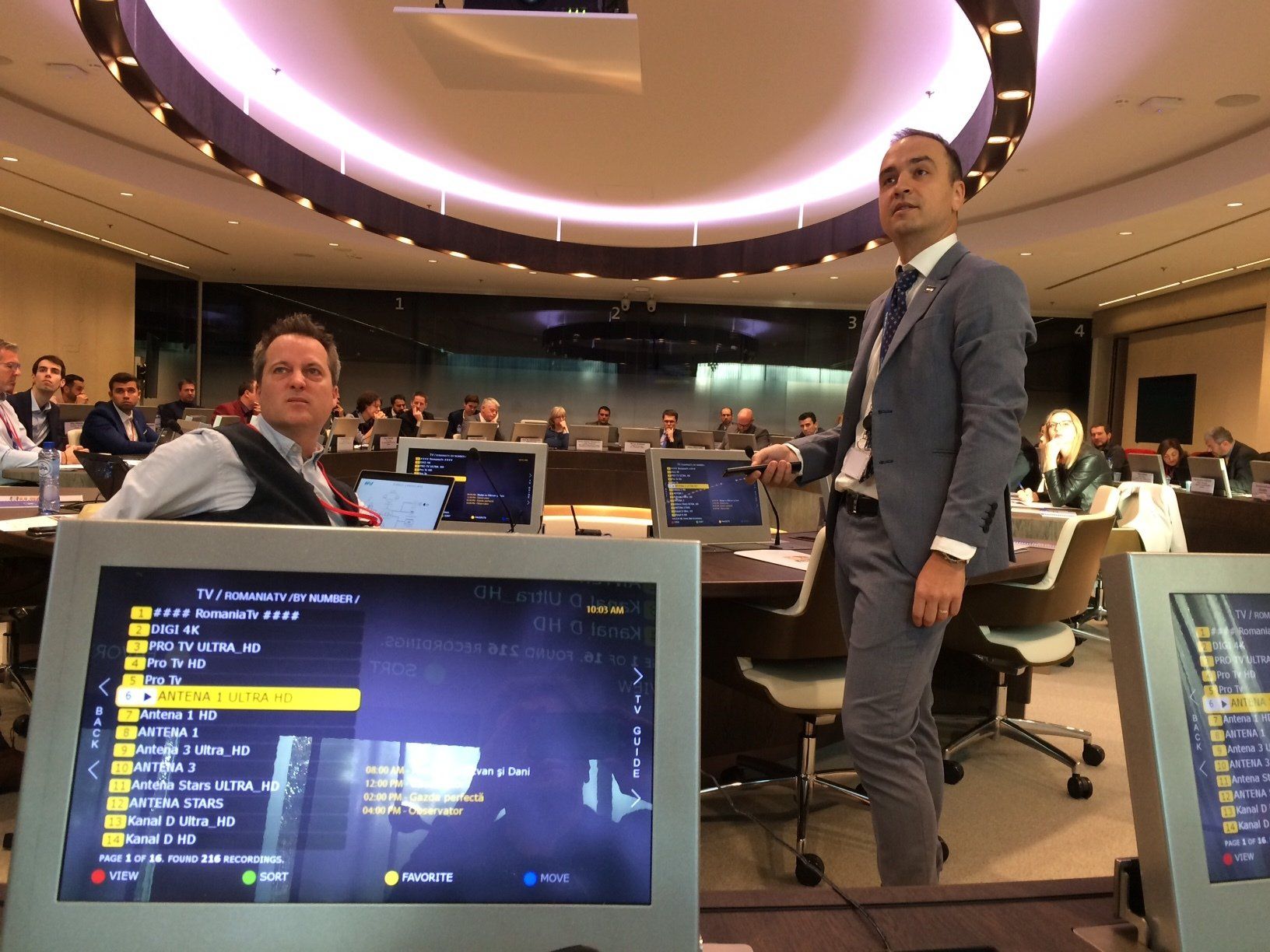 Un présentateur expose une interface pirate de services audiovisuels lors d'une réunion institutionnelle sur la lutte contre le piratage.